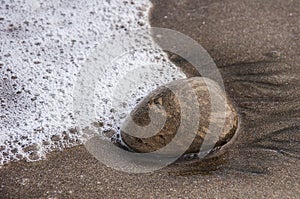 Kamenné more na piesku mora, vhodné je do dôchodku.